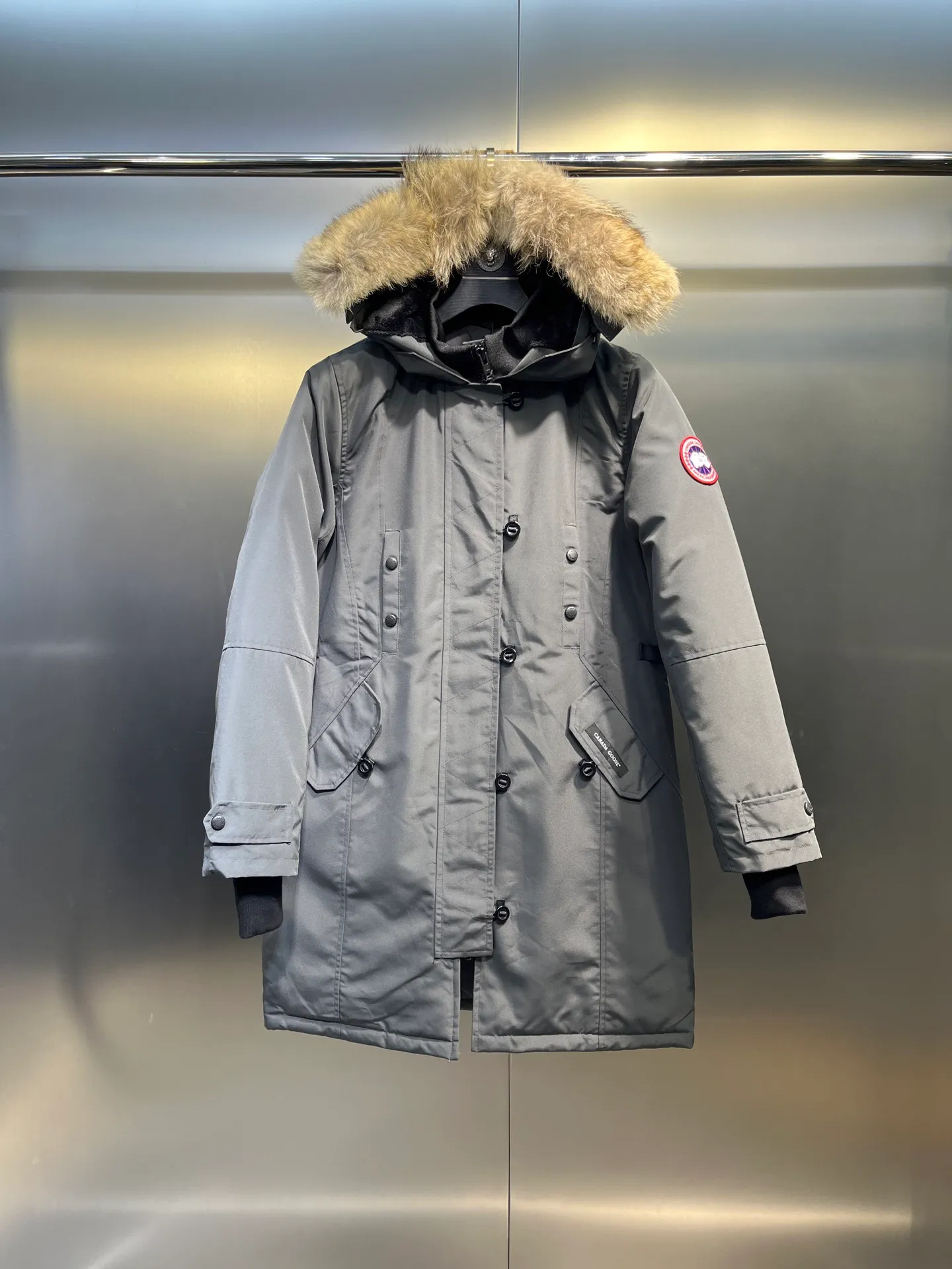 P860 🇨🇦CANADA GOOSE 12 women's models, factory direct supply: supplying global purchasing agents, micro-businesses, entities, Tmall, high-end stalls and studios, free shipping! Trillium Parka Women's 12 "popular" women's models are chosen by Arctic and Antarctic scientific expedition teams as winter wear, the Rolls-Royce of down jackets. ➖ Industry-leading anti-counterfeiting chip sensing. ➖ Imported Behringer embroidery machines and customized embroidery labels, the highest level and industry leading. ➖ Imported Korean 21-count polyester-cotton blended original fabric, TC85 waterproof coated fabric, water-repellent, windproof and wear-resistant. ➖ The new national standard 80 white duck down is filled with an average of 520 grams of down. The amount of down filled is industry-leading. ➖ 100% nylon lon lining with double double-layer sealing design to prevent velvet running, seamless thread design on cuffs! ➖ Western Canadian Green Wolf Collar. ➖ Yoshida YKK provides original factory-customized electroplated sliders. YKK two-way lockable zippers are tight and smooth and do not peel off paint. ➖ 3M composite Velcro is durable and the accessories and hardware are all custom-made. Note: Our copywriting is only simple and clear. Instead of bragging about the copywriting, it is better to compare and understand with samples. Only for the purest, most focused, most professional, highest quality, and most cost-effective!  SIZE:S-XXL
